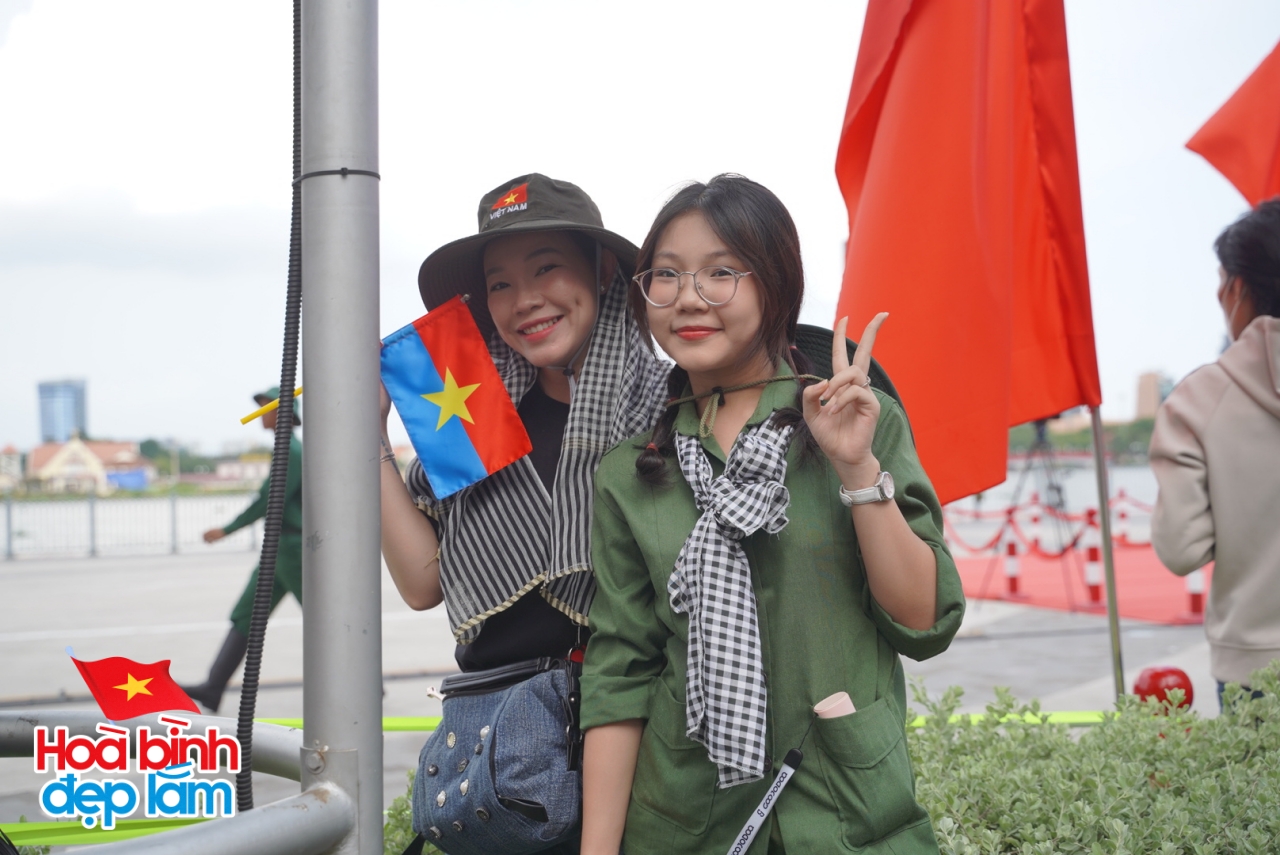 Không khí rộn ràng trên đường Lê Duẩn chờ đón diễu binh 30 / 4 sắp diễn ra - Ảnh 12.