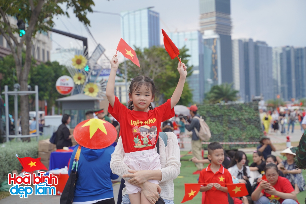 Không khí rộn ràng trên đường Lê Duẩn chờ đón diễu binh 30 / 4 sắp diễn ra - Ảnh 8.