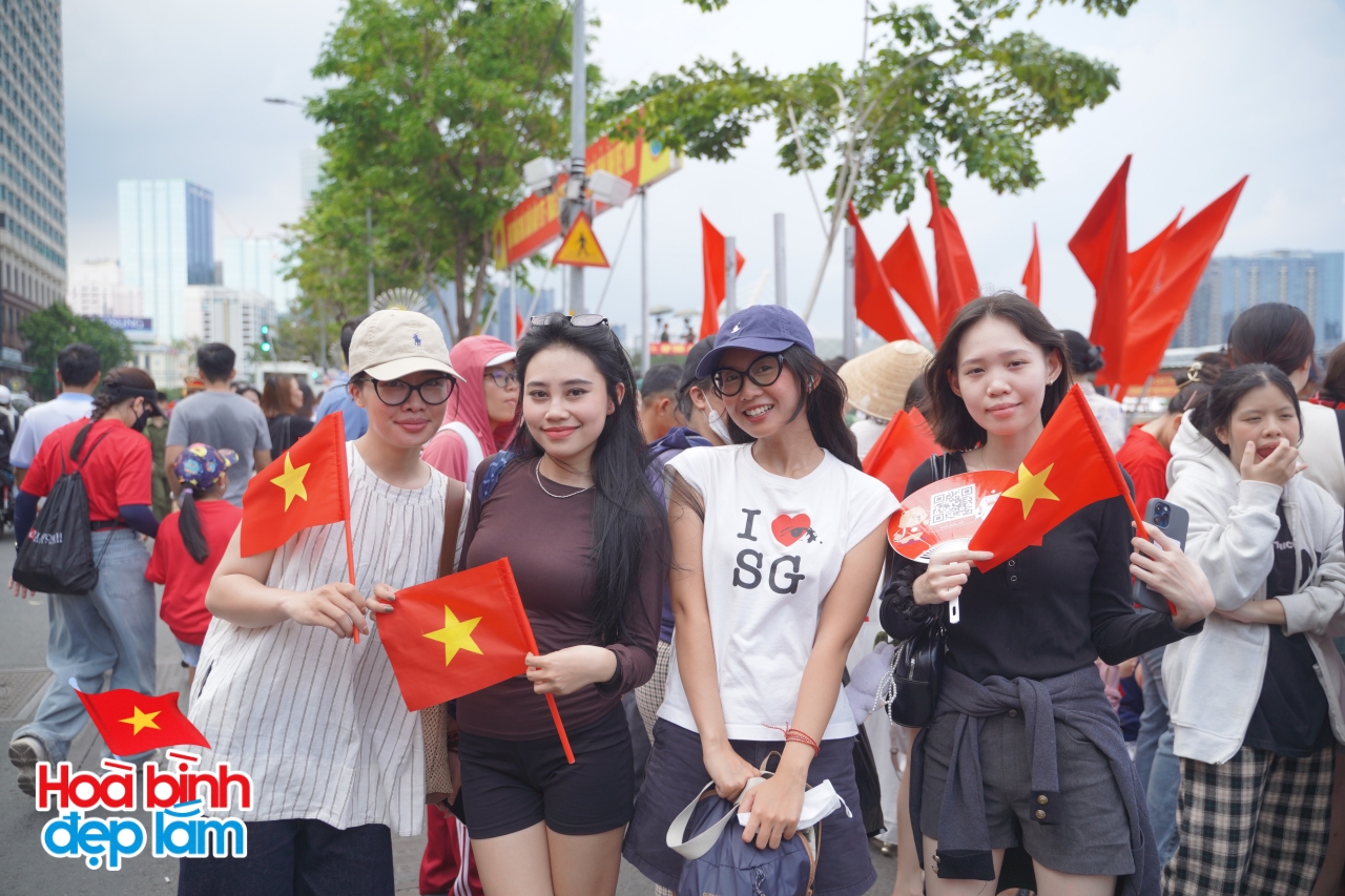 Không khí rộn ràng trên đường Lê Duẩn chờ đón diễu binh 30 / 4 sắp diễn ra - Ảnh 7.
