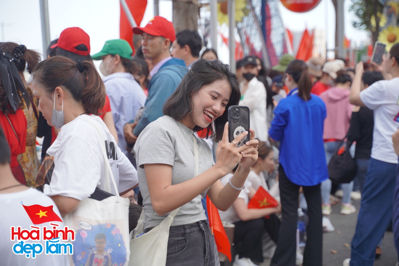 Không khí rộn ràng trên đường Lê Duẩn chờ đón diễu binh 30 / 4 sắp diễn ra - Ảnh 11.