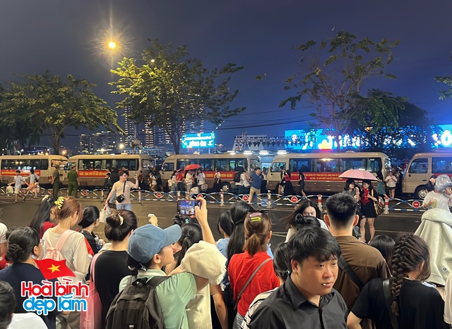 Không khí rộn ràng trên đường Lê Duẩn chờ đón diễu binh 30 / 4 sắp diễn ra - Ảnh 57.