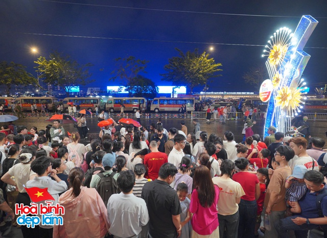 Không khí rộn ràng trên đường Lê Duẩn chờ đón diễu binh 30 / 4 sắp diễn ra - Ảnh 56.