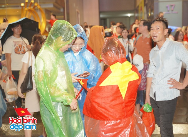 Không khí rộn ràng trên đường Lê Duẩn chờ đón diễu binh 30 / 4 sắp diễn ra - Ảnh 58.