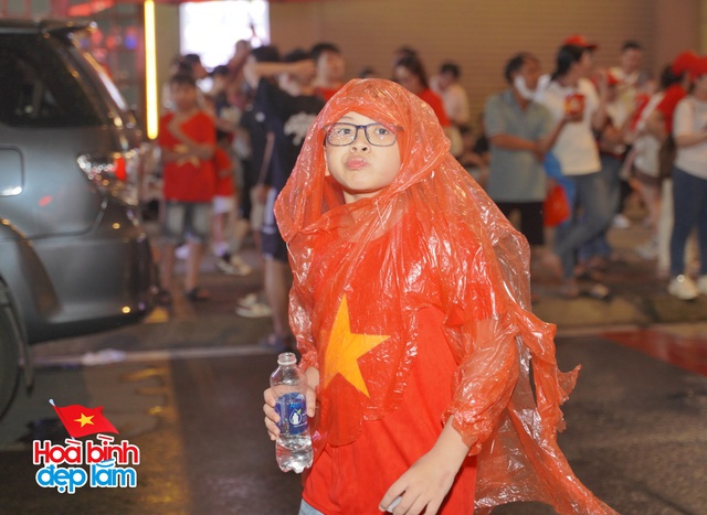 Không khí rộn ràng trên đường Lê Duẩn chờ đón diễu binh 30 / 4 sắp diễn ra - Ảnh 59.