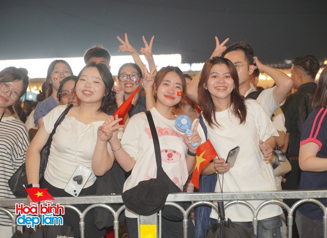 Không khí rộn ràng trên đường Lê Duẩn chờ đón diễu binh 30 / 4 sắp diễn ra - Ảnh 61.