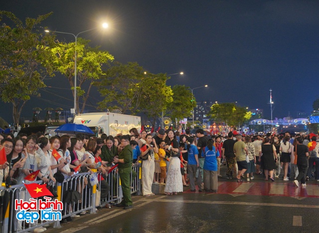 Không khí rộn ràng trên đường Lê Duẩn chờ đón diễu binh 30 / 4 sắp diễn ra - Ảnh 55.