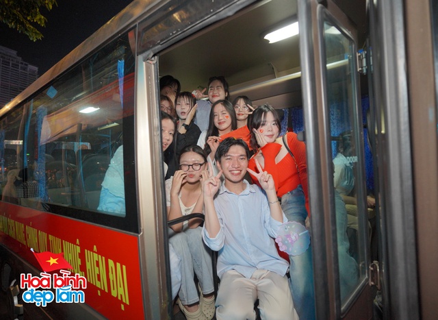 Không khí rộn ràng trên đường Lê Duẩn chờ đón diễu binh 30 / 4 sắp diễn ra - Ảnh 62.