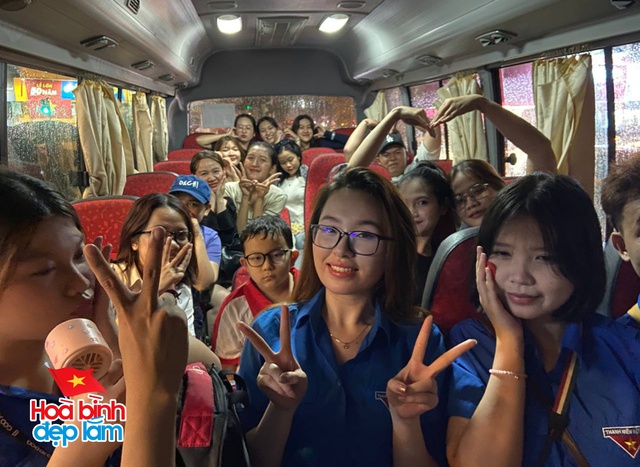 Không khí rộn ràng trên đường Lê Duẩn chờ đón diễu binh 30 / 4 sắp diễn ra - Ảnh 63.