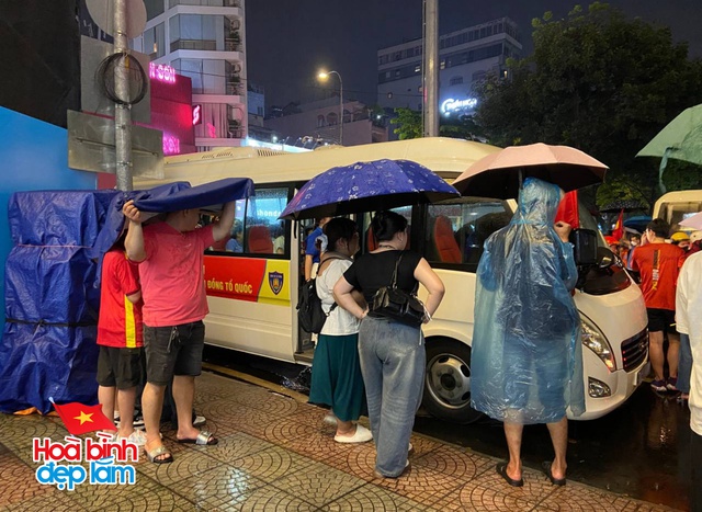 Không khí rộn ràng trên đường Lê Duẩn chờ đón diễu binh 30 / 4 sắp diễn ra - Ảnh 60.