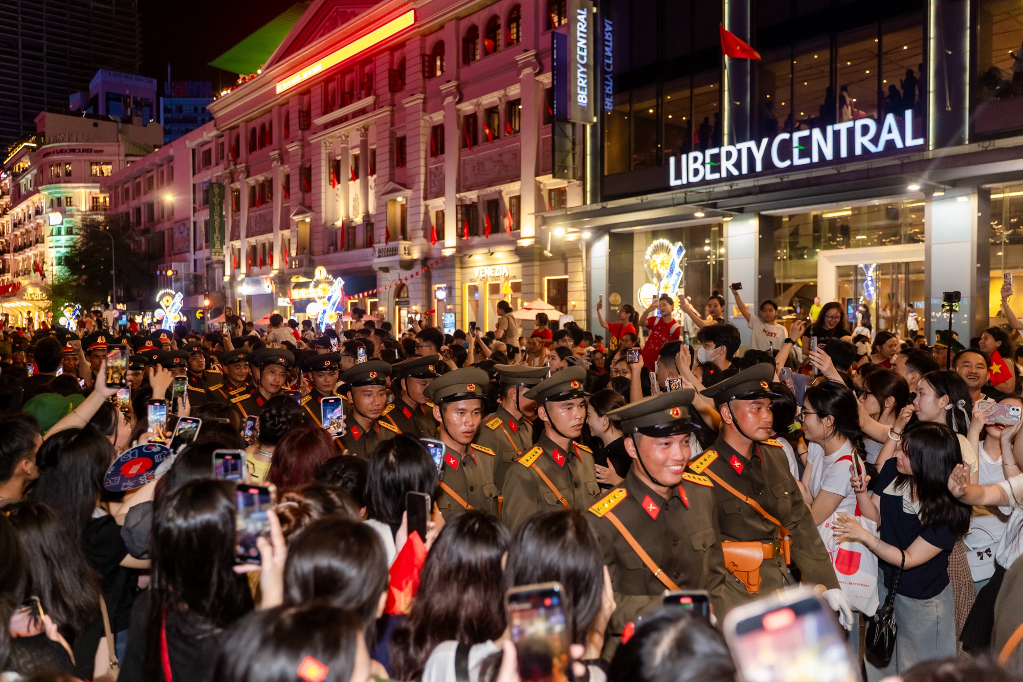 Bộ đội được bao vây trong vòng tay dân sau buổi sơ duyệt diễu binh cấp Nhà nước - Ảnh 1.