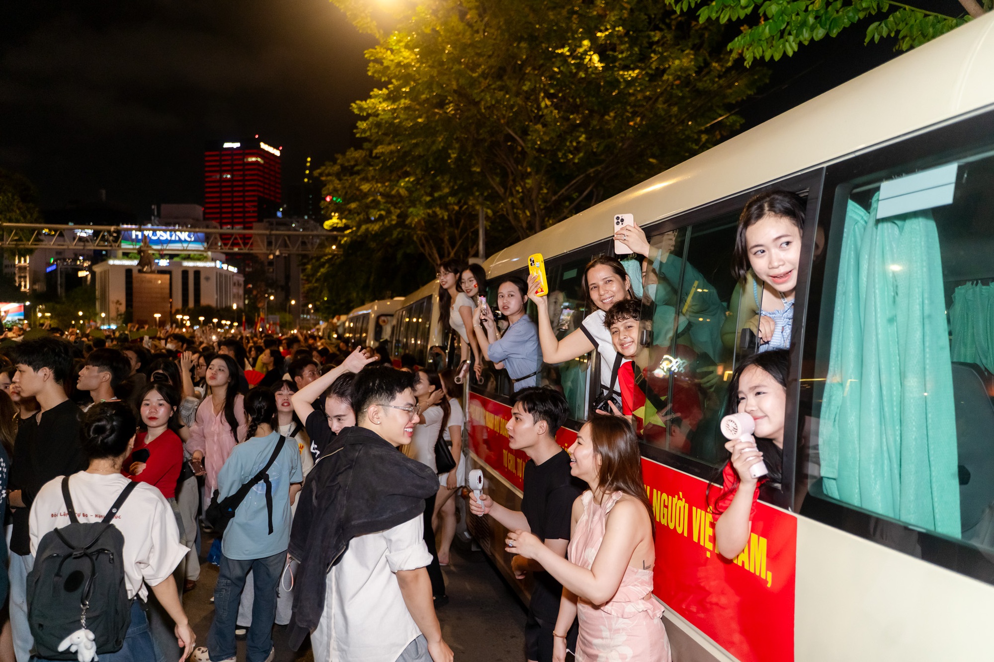 Bộ đội được bao vây trong vòng tay dân sau buổi sơ duyệt diễu binh cấp Nhà nước - Ảnh 11.