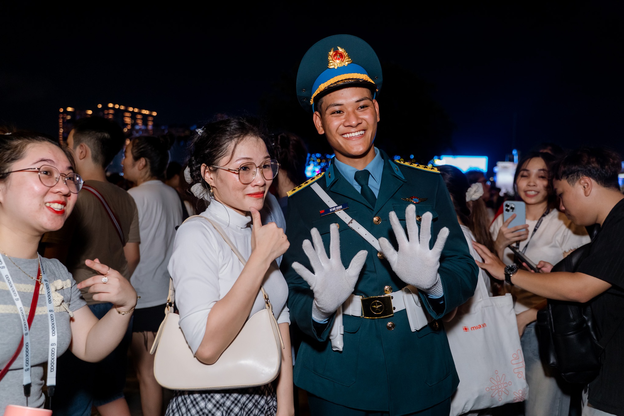 Bộ đội được bao vây trong vòng tay dân sau buổi sơ duyệt diễu binh cấp Nhà nước - Ảnh 6.