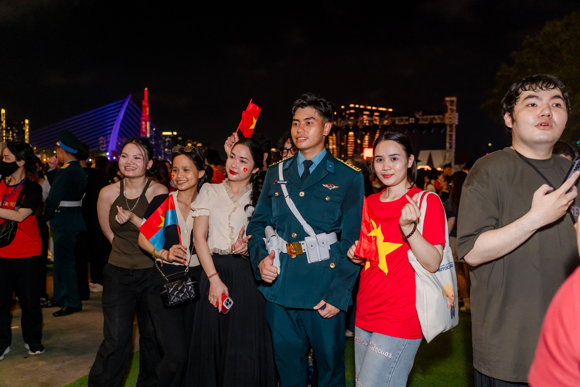 Bộ đội được bao vây trong vòng tay dân sau buổi sơ duyệt diễu binh cấp Nhà nước - Ảnh 7.