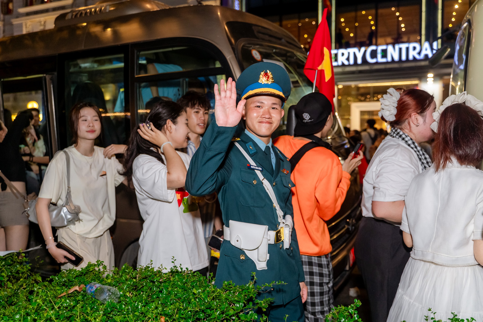 Bộ đội được bao vây trong vòng tay dân sau buổi sơ duyệt diễu binh cấp Nhà nước - Ảnh 4.