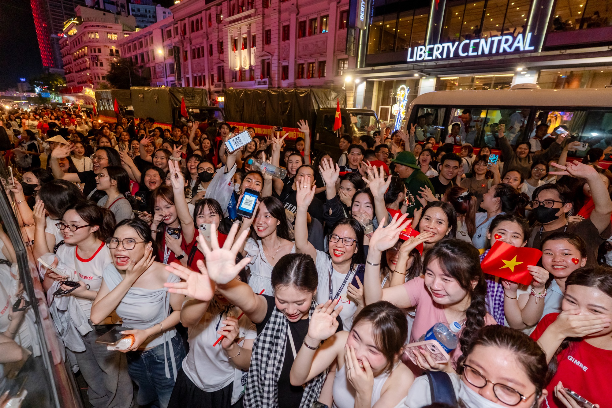Bộ đội được bao vây trong vòng tay dân sau buổi sơ duyệt diễu binh cấp Nhà nước - Ảnh 2.
