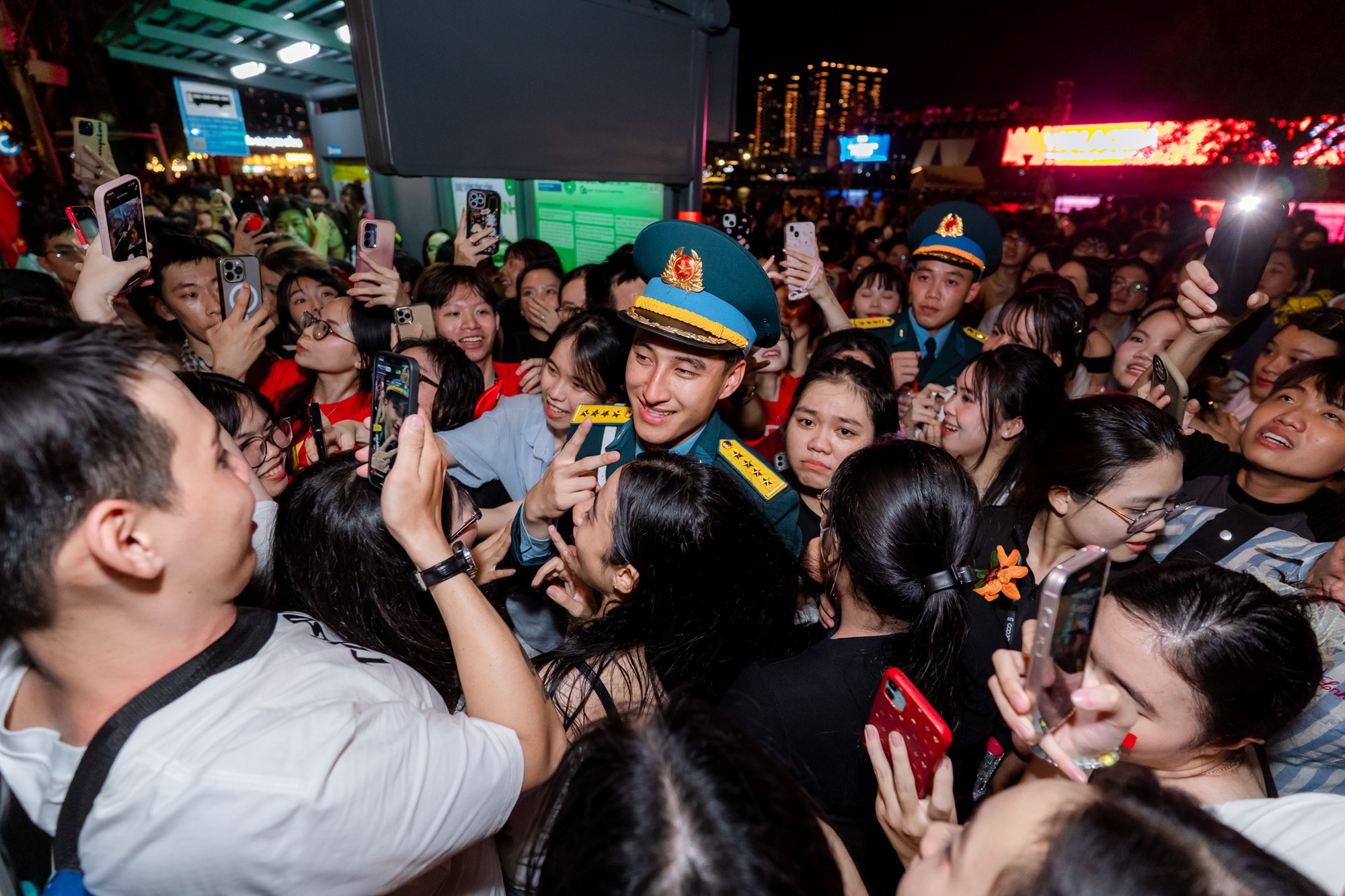 Bộ đội được bao vây trong vòng tay dân sau buổi sơ duyệt diễu binh cấp Nhà nước - Ảnh 3.