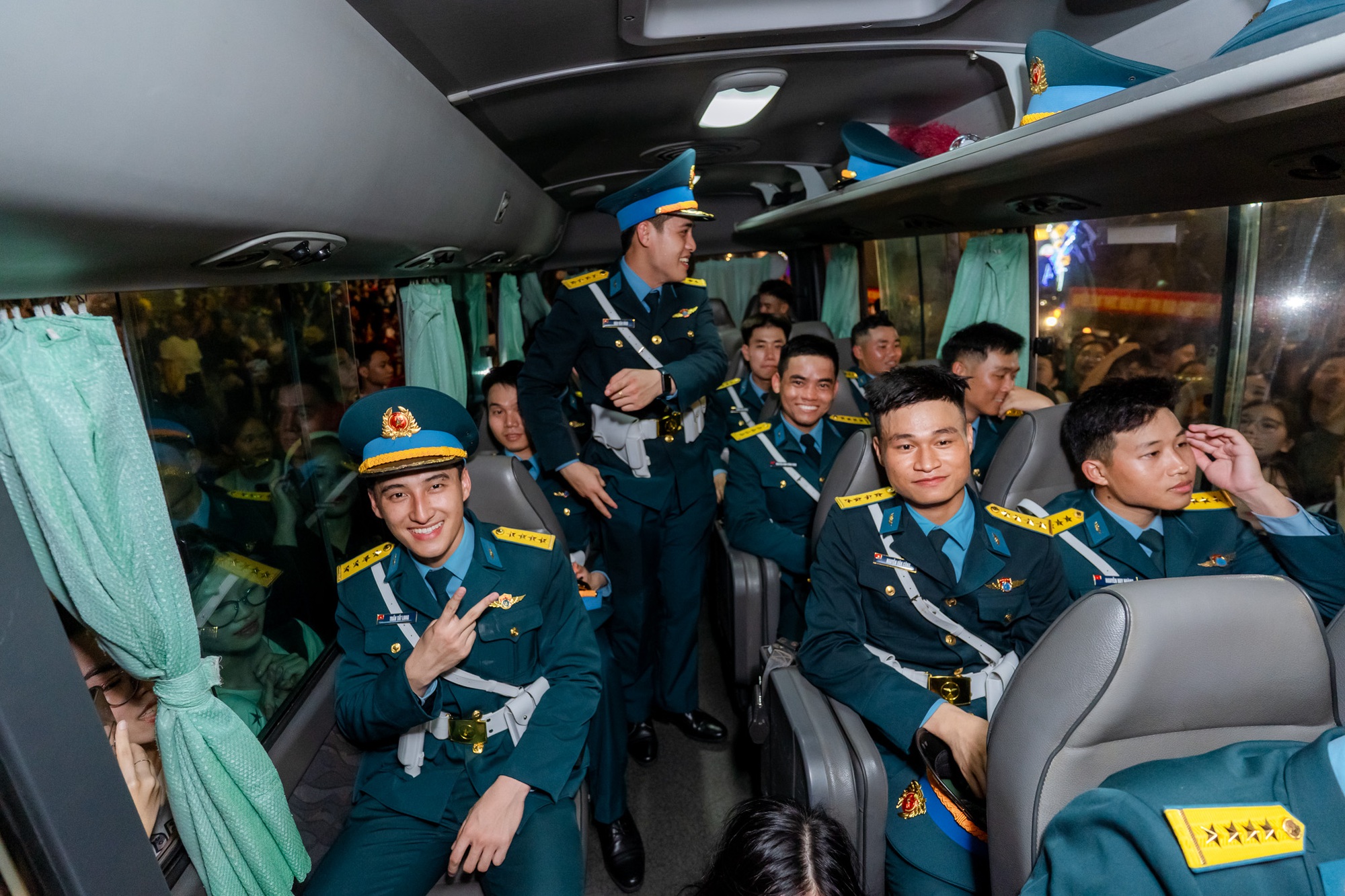 Bộ đội được bao vây trong vòng tay dân sau buổi sơ duyệt diễu binh cấp Nhà nước - Ảnh 5.