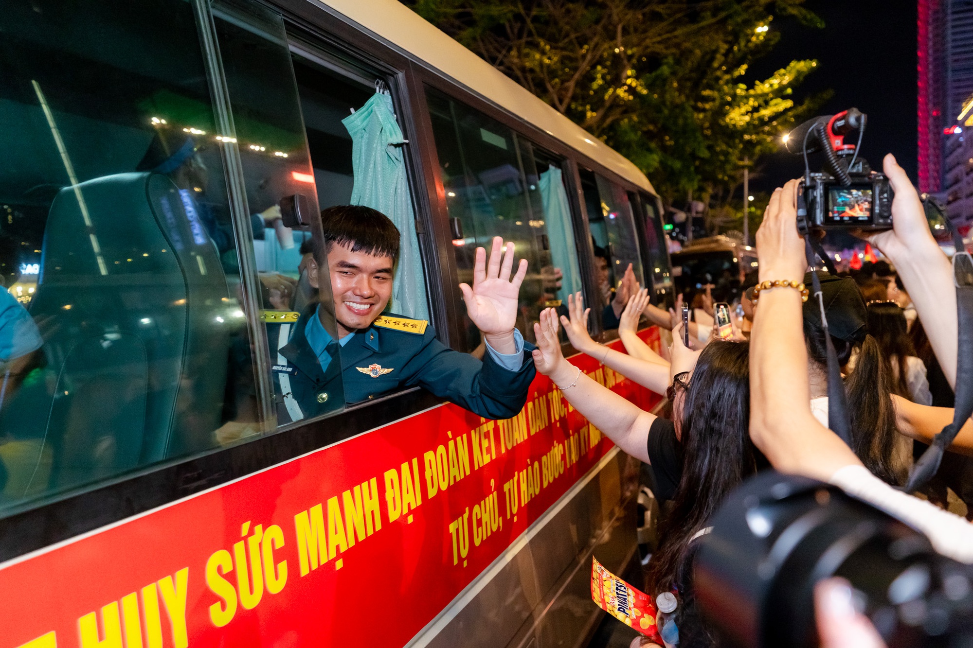 Bộ đội được bao vây trong vòng tay dân sau buổi sơ duyệt diễu binh cấp Nhà nước - Ảnh 9.