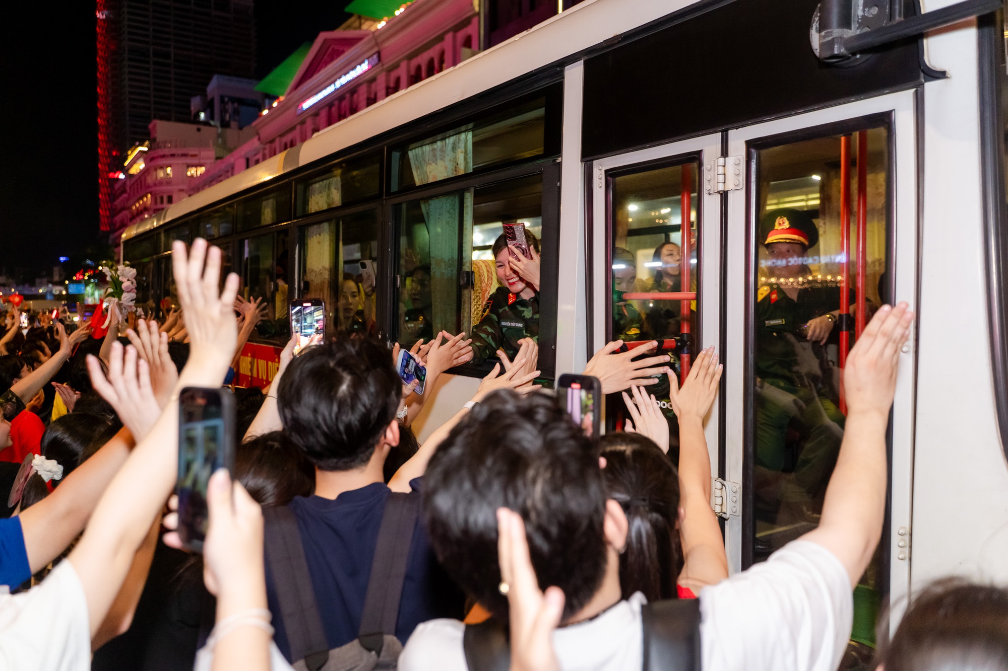 Bộ đội được bao vây trong vòng tay dân sau buổi sơ duyệt diễu binh cấp Nhà nước - Ảnh 13.