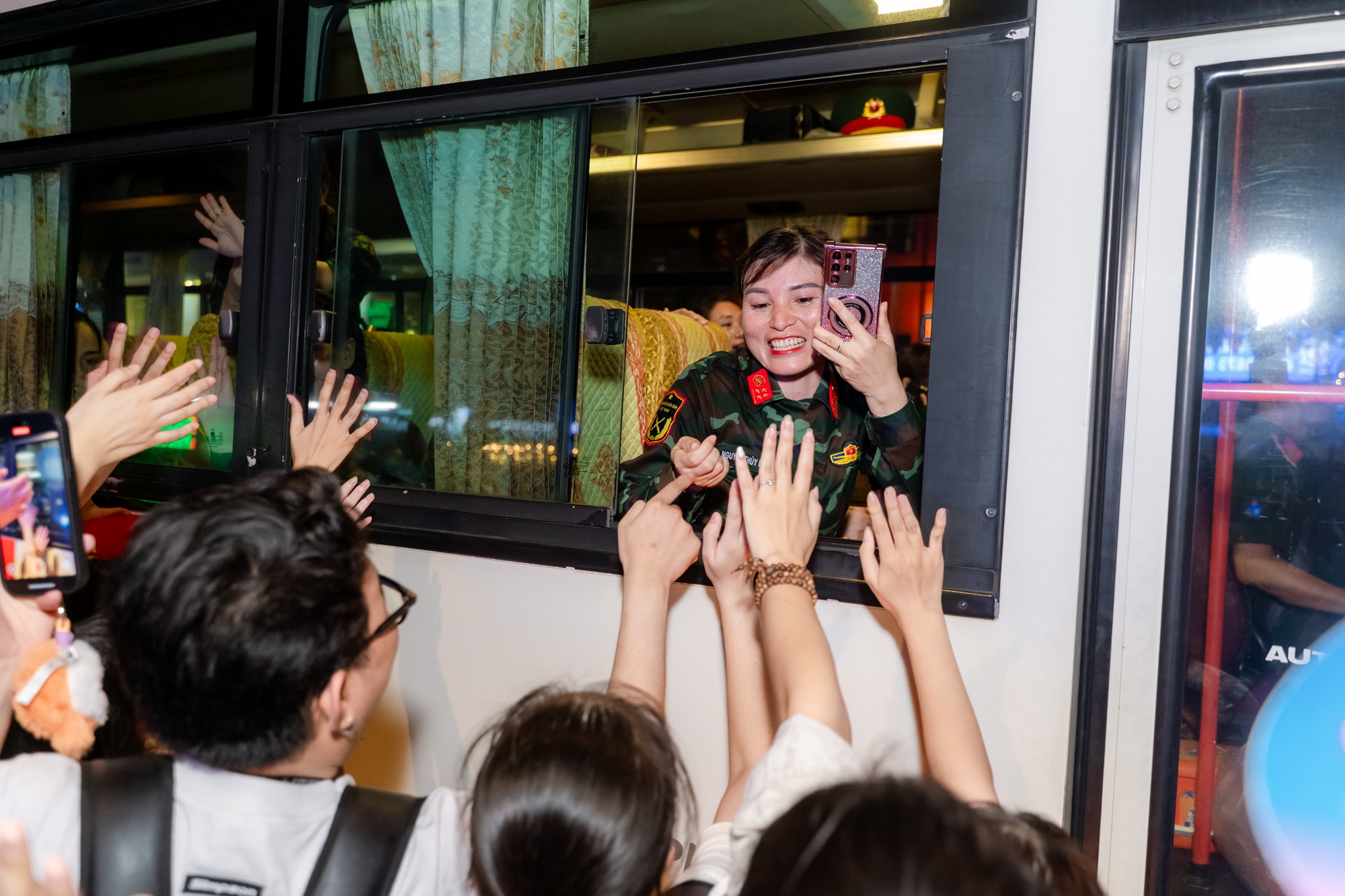 Bộ đội được bao vây trong vòng tay dân sau buổi sơ duyệt diễu binh cấp Nhà nước - Ảnh 12.