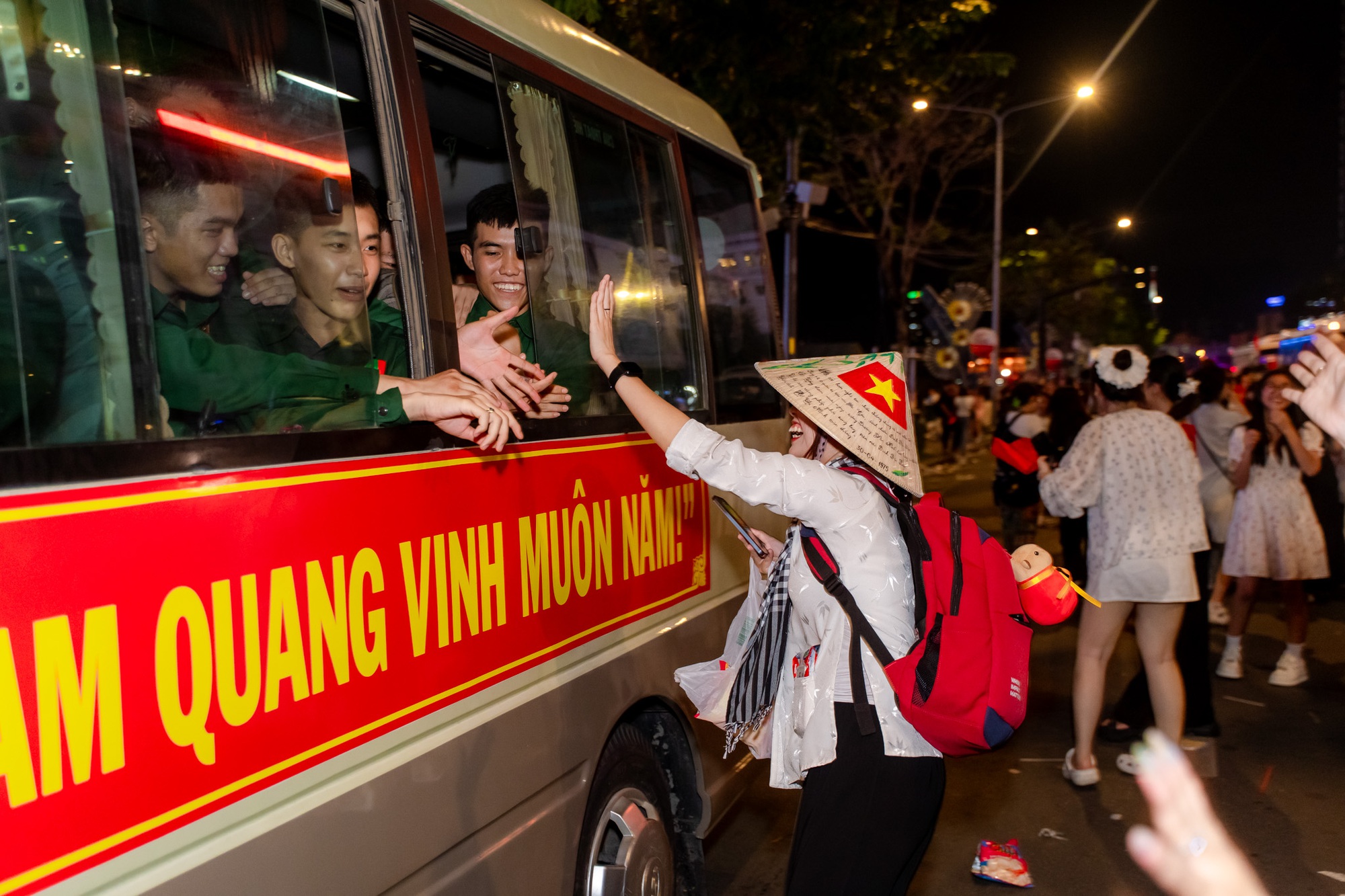 Bộ đội được bao vây trong vòng tay dân sau buổi sơ duyệt diễu binh cấp Nhà nước - Ảnh 15.