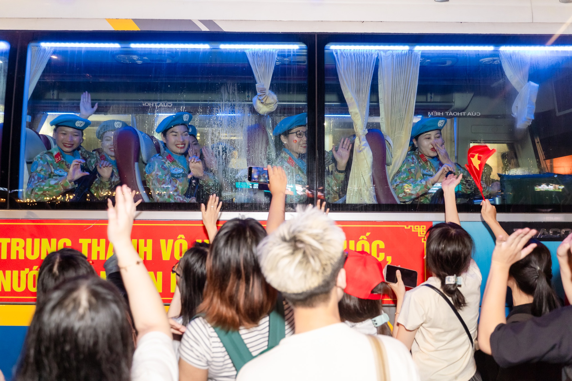 Bộ đội được bao vây trong vòng tay dân sau buổi sơ duyệt diễu binh cấp Nhà nước - Ảnh 10.