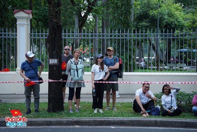 Không khí rộn ràng trên đường Lê Duẩn chờ đón diễu binh 30 / 4 sắp diễn ra - Ảnh 34.