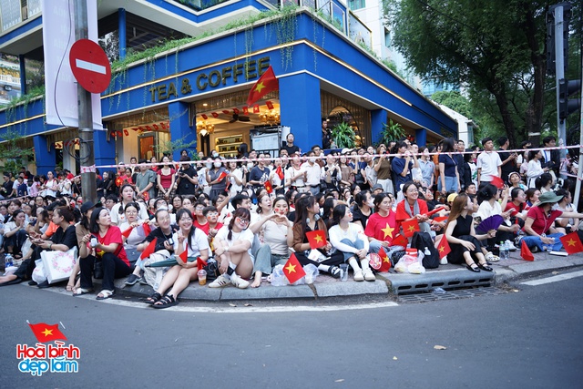 Không khí rộn ràng trên đường Lê Duẩn chờ đón diễu binh 30 / 4 sắp diễn ra - Ảnh 28.