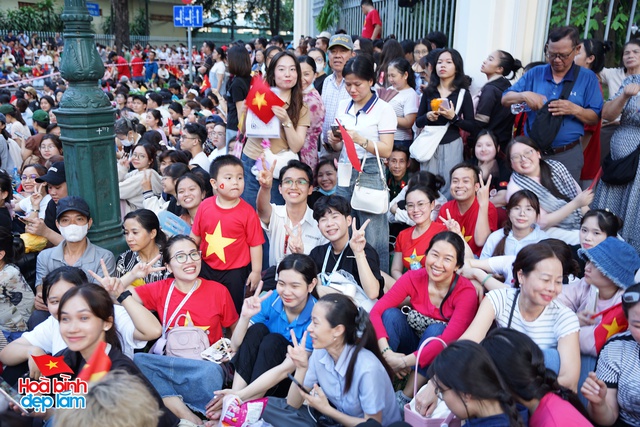 Không khí rộn ràng trên đường Lê Duẩn chờ đón diễu binh 30 / 4 sắp diễn ra - Ảnh 29.