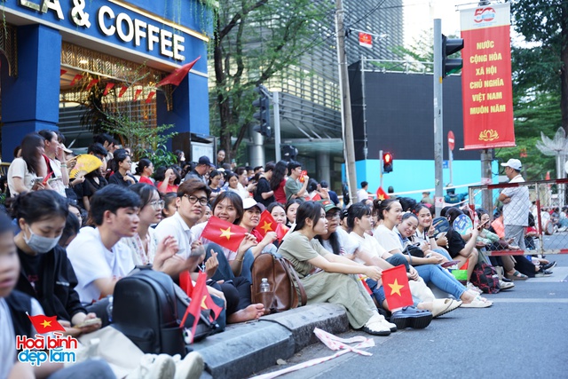 Không khí rộn ràng trên đường Lê Duẩn chờ đón diễu binh 30 / 4 sắp diễn ra - Ảnh 30.