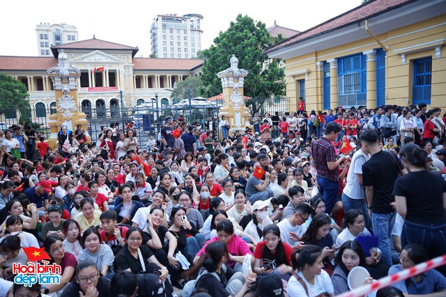 Không khí rộn ràng trên đường Lê Duẩn chờ đón diễu binh 30 / 4 sắp diễn ra - Ảnh 31.