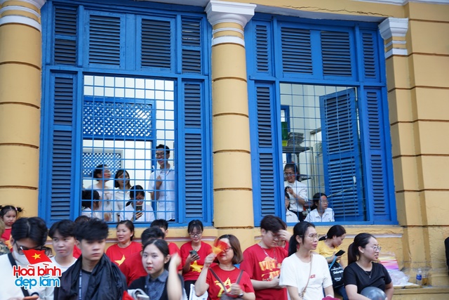 Không khí rộn ràng trên đường Lê Duẩn chờ đón diễu binh 30 / 4 sắp diễn ra - Ảnh 32.