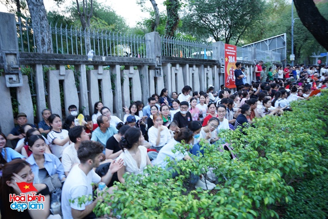 Không khí rộn ràng trên đường Lê Duẩn chờ đón diễu binh 30 / 4 sắp diễn ra - Ảnh 33.