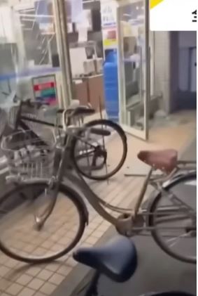 Người đ&agrave;n &ocirc;ng kh&ocirc;ng mặc quần &aacute;o đột nhập v&agrave;o trung t&acirc;m luyện thi v&agrave; c&aacute;i kết- Ảnh 2.