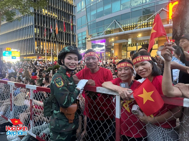 Không khí rộn ràng trên đường Lê Duẩn chờ đón diễu binh 30 / 4 sắp diễn ra - Ảnh 54.