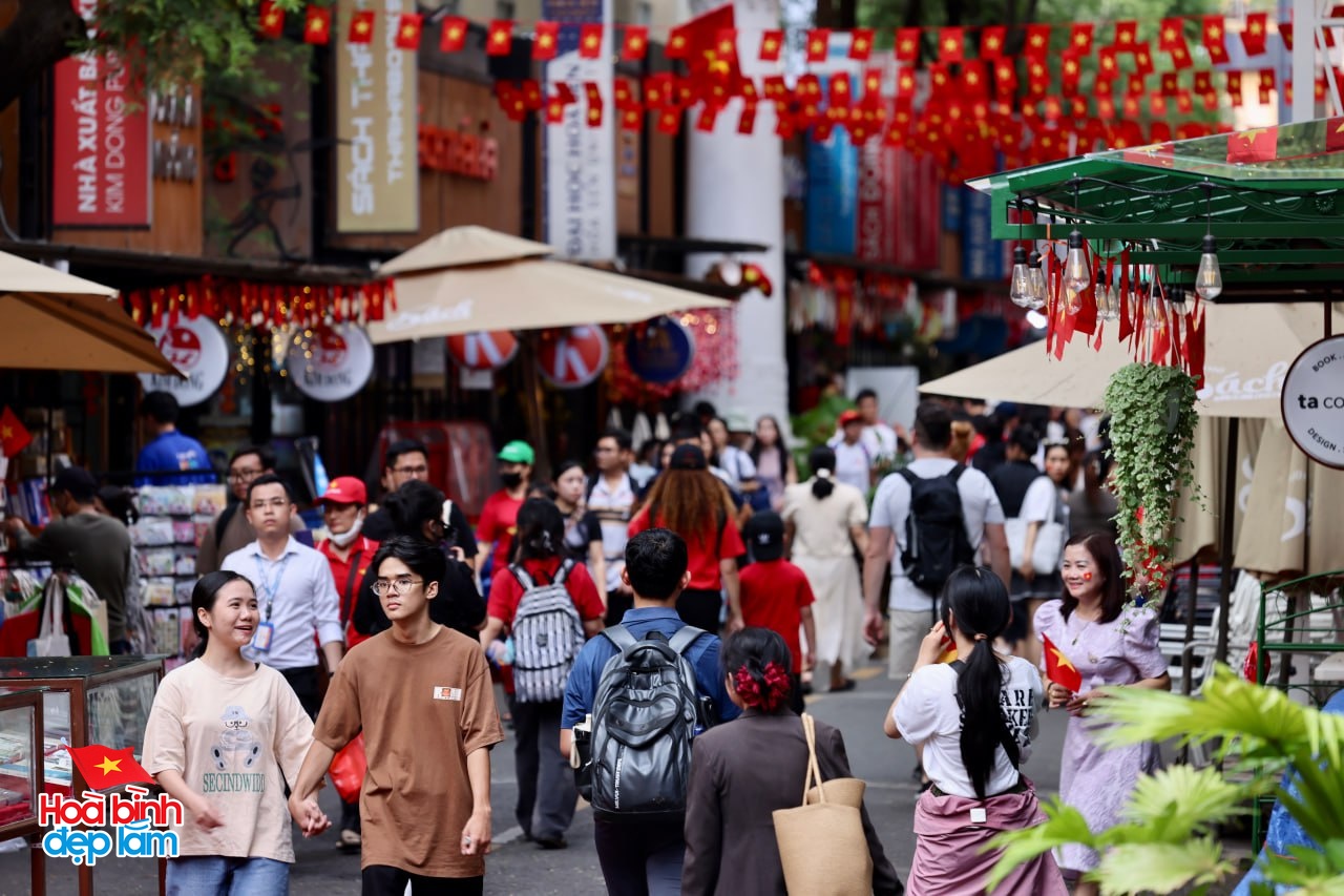 Không khí rộn ràng trên đường Lê Duẩn chờ đón diễu binh 30 / 4 sắp diễn ra - Ảnh 18.