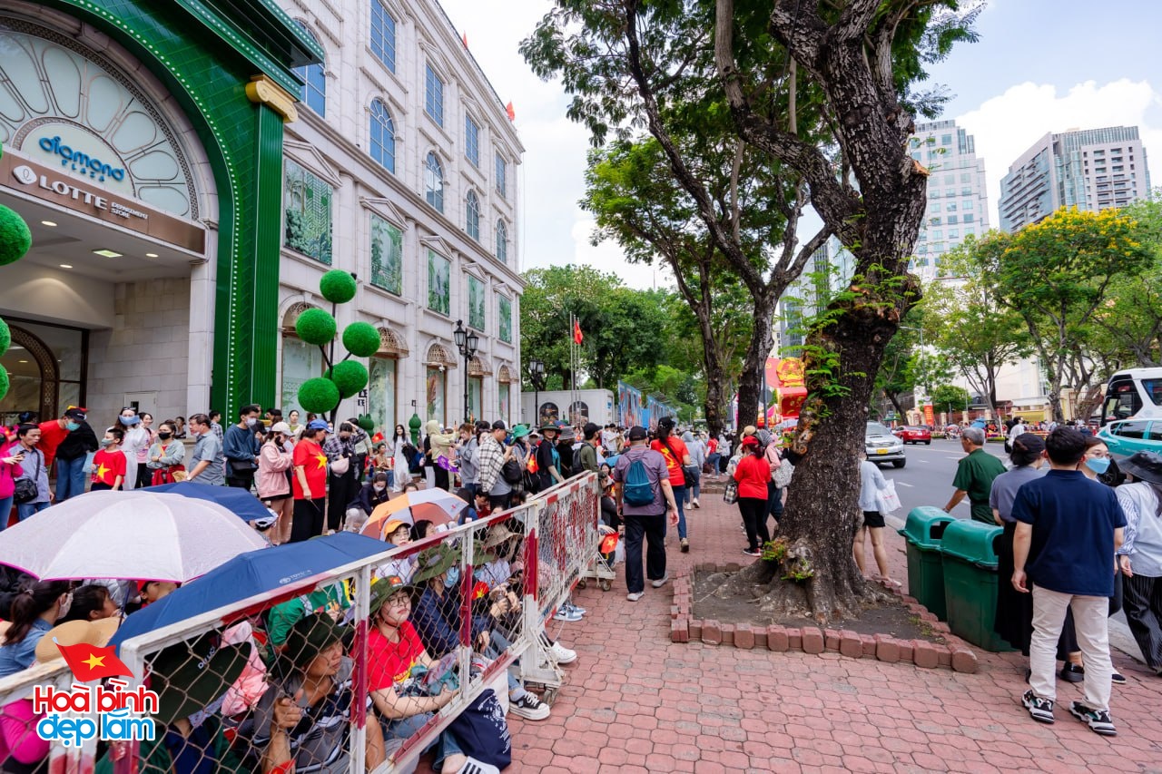 Không khí rộn ràng trên đường Lê Duẩn chờ đón diễu binh 30 / 4 sắp diễn ra - Ảnh 17.