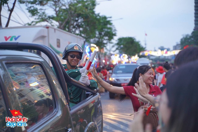 Không khí rộn ràng trên đường Lê Duẩn chờ đón diễu binh 30 / 4 sắp diễn ra - Ảnh 27.