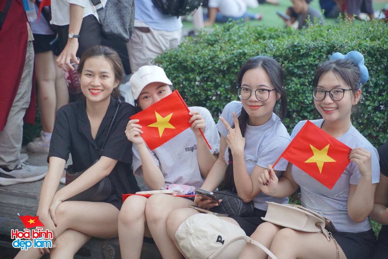 Không khí rộn ràng trên đường Lê Duẩn chờ đón diễu binh 30 / 4 sắp diễn ra - Ảnh 22.