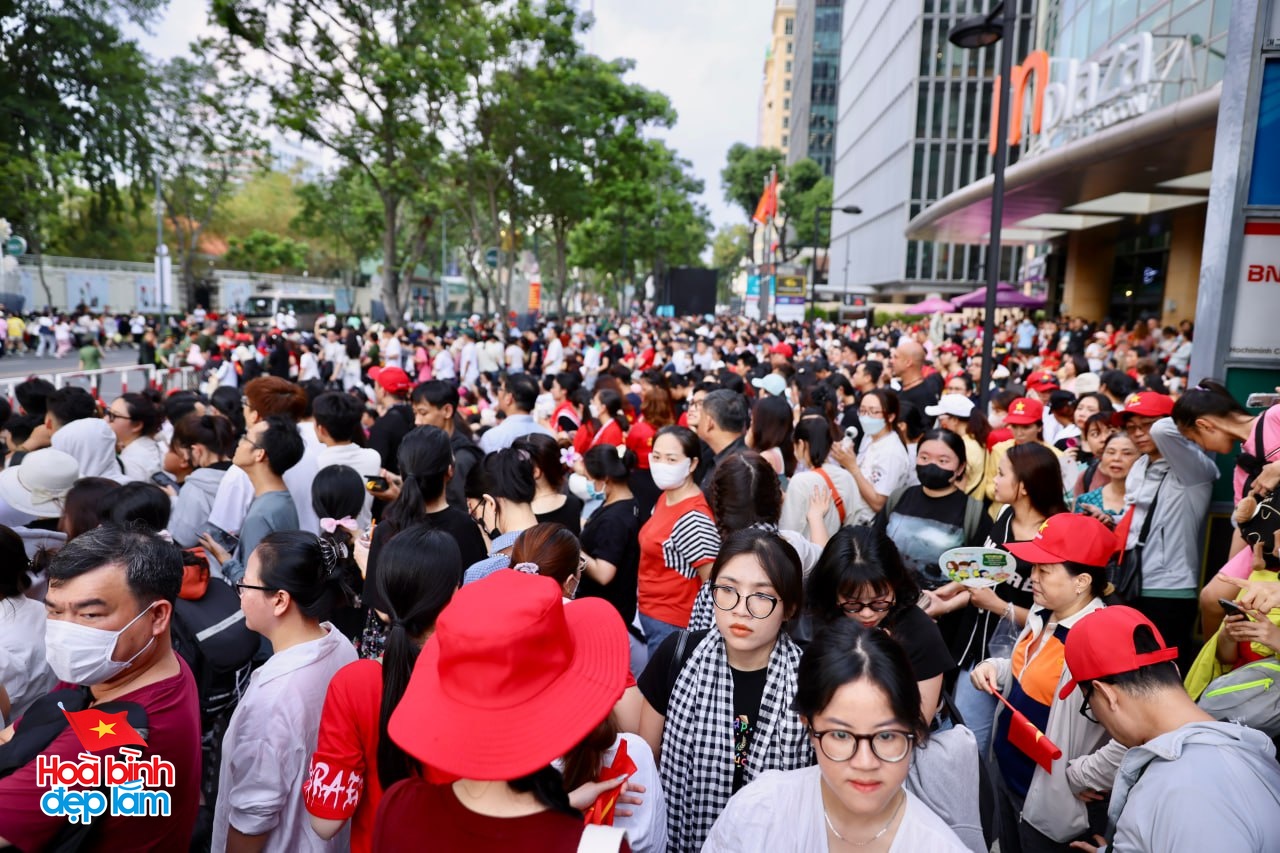 Không khí rộn ràng trên đường Lê Duẩn chờ đón diễu binh 30 / 4 sắp diễn ra - Ảnh 16.