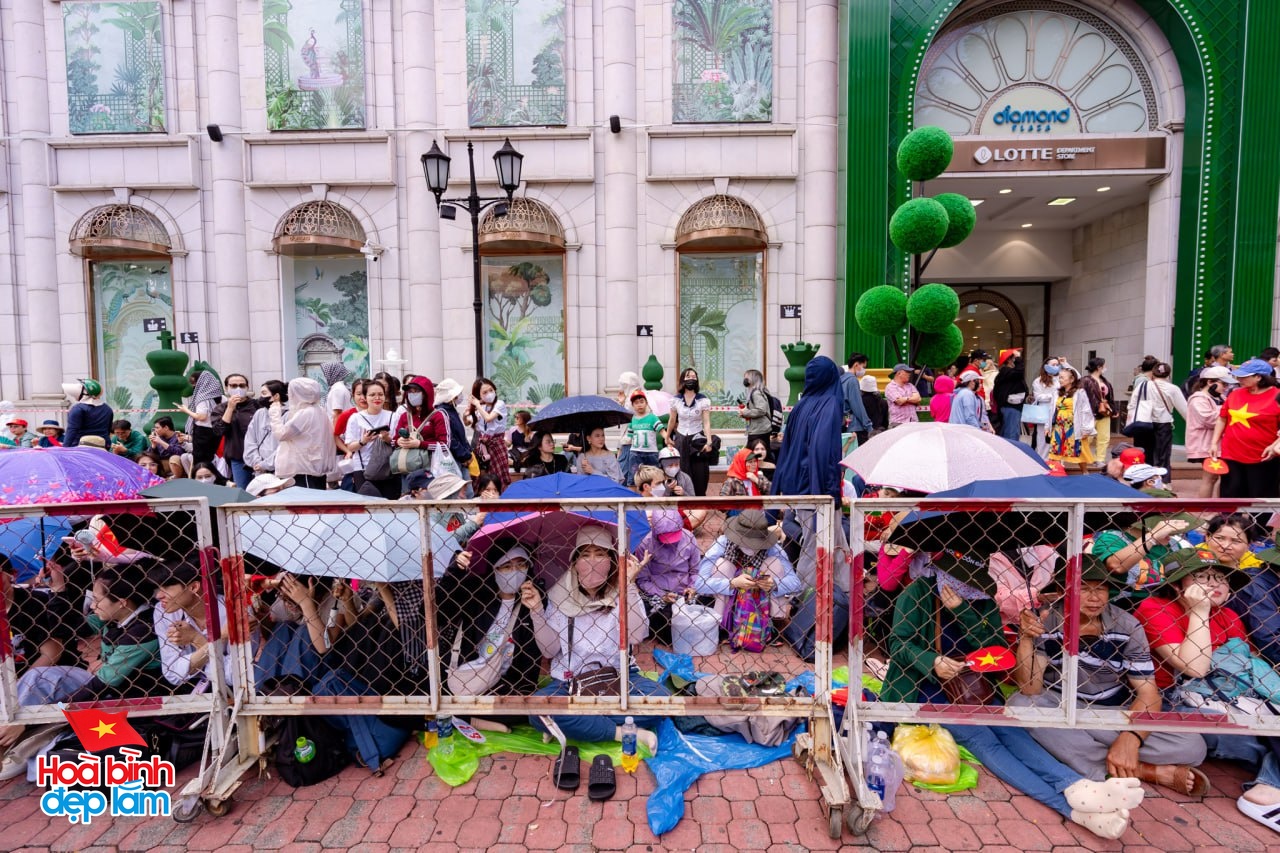 Không khí rộn ràng trên đường Lê Duẩn chờ đón diễu binh 30 / 4 sắp diễn ra - Ảnh 15.