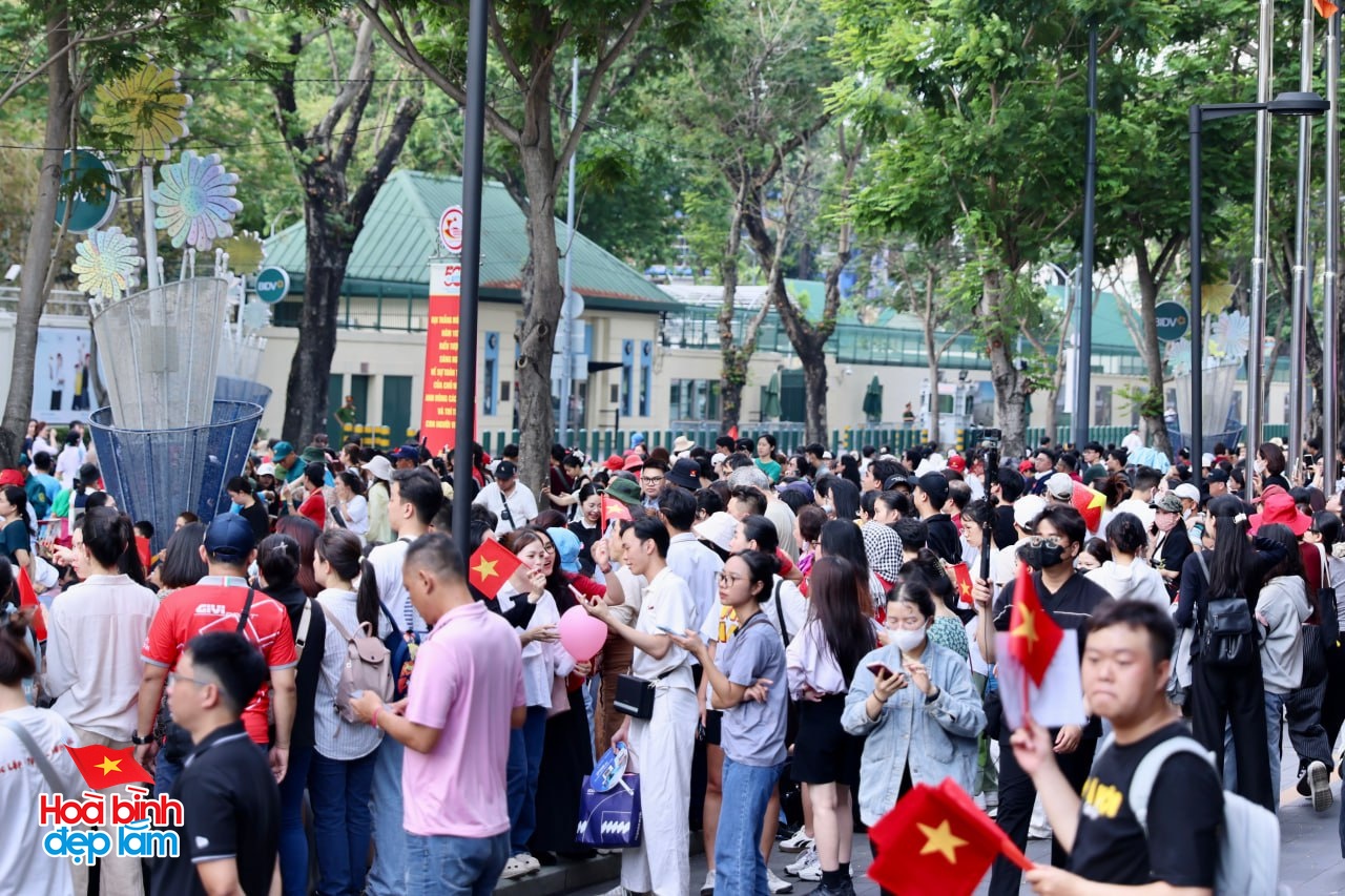 Không khí rộn ràng trên đường Lê Duẩn chờ đón diễu binh 30 / 4 sắp diễn ra - Ảnh 14.