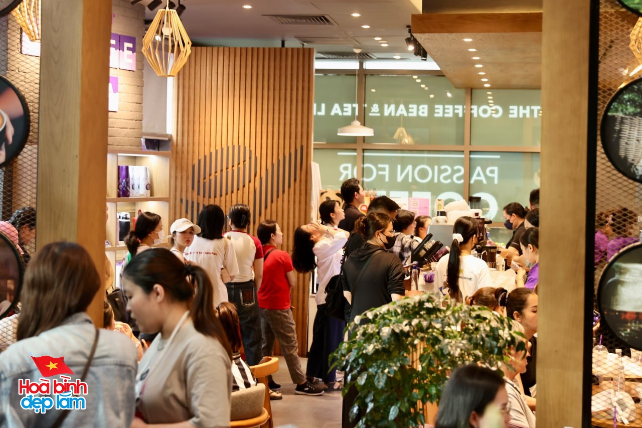 Không khí rộn ràng trên đường Lê Duẩn chờ đón diễu binh 30 / 4 sắp diễn ra - Ảnh 13.