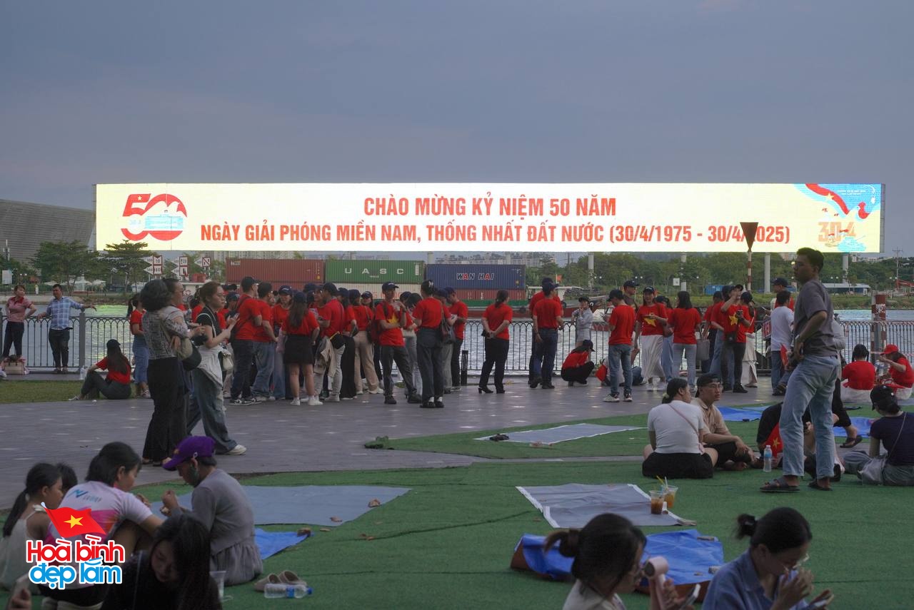 Không khí rộn ràng trên đường Lê Duẩn chờ đón diễu binh 30 / 4 sắp diễn ra - Ảnh 21.