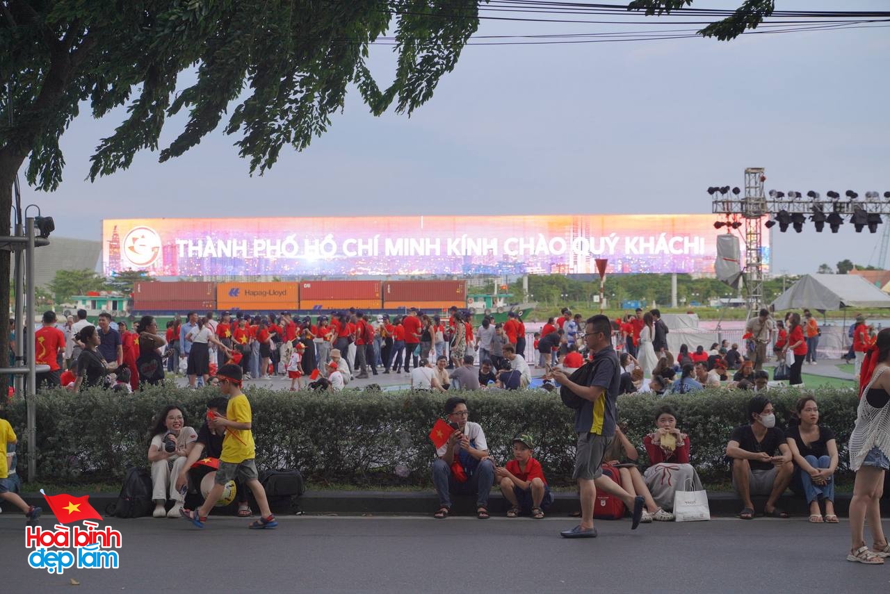 Không khí rộn ràng trên đường Lê Duẩn chờ đón diễu binh 30 / 4 sắp diễn ra - Ảnh 20.