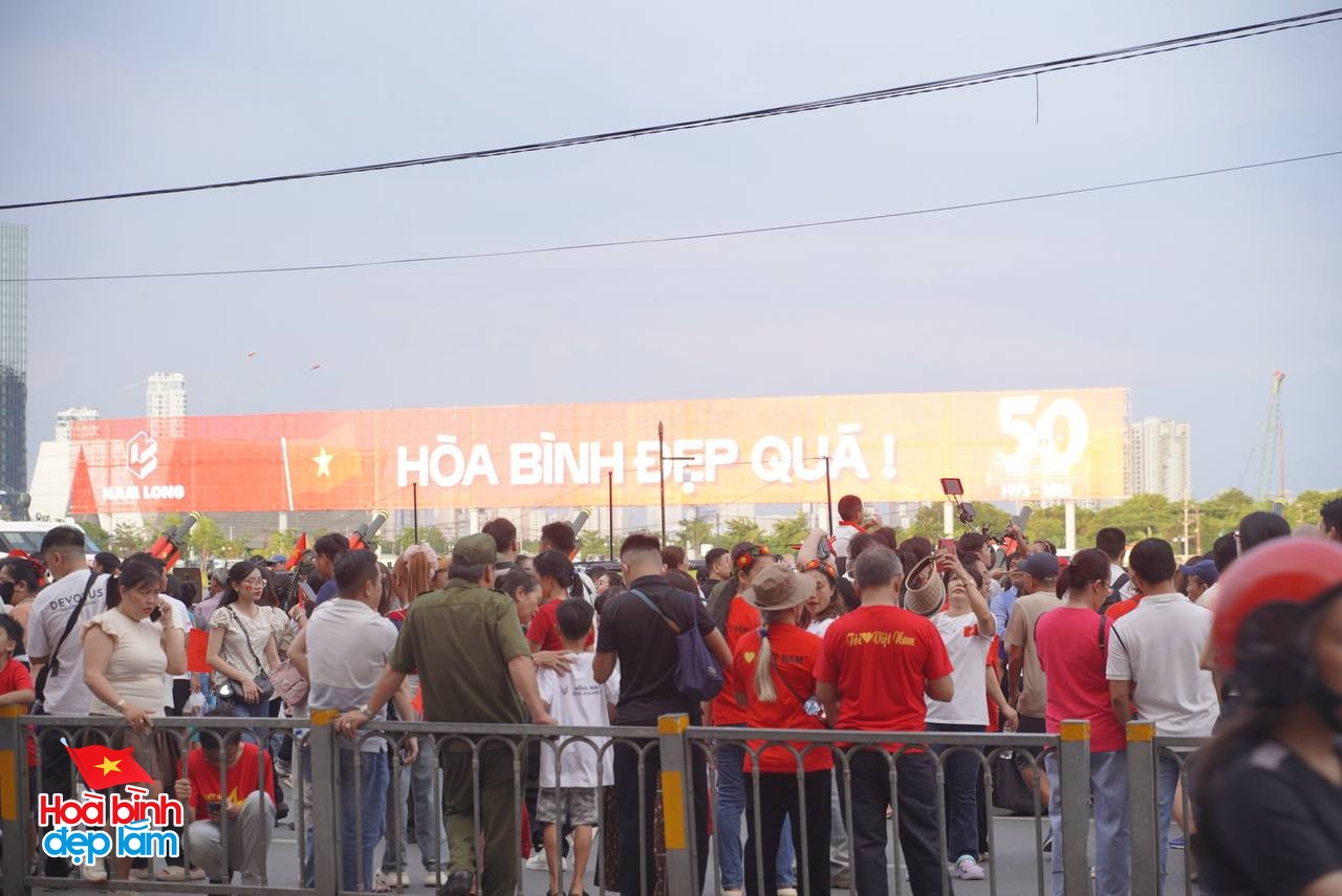 Không khí rộn ràng trên đường Lê Duẩn chờ đón diễu binh 30 / 4 sắp diễn ra - Ảnh 19.