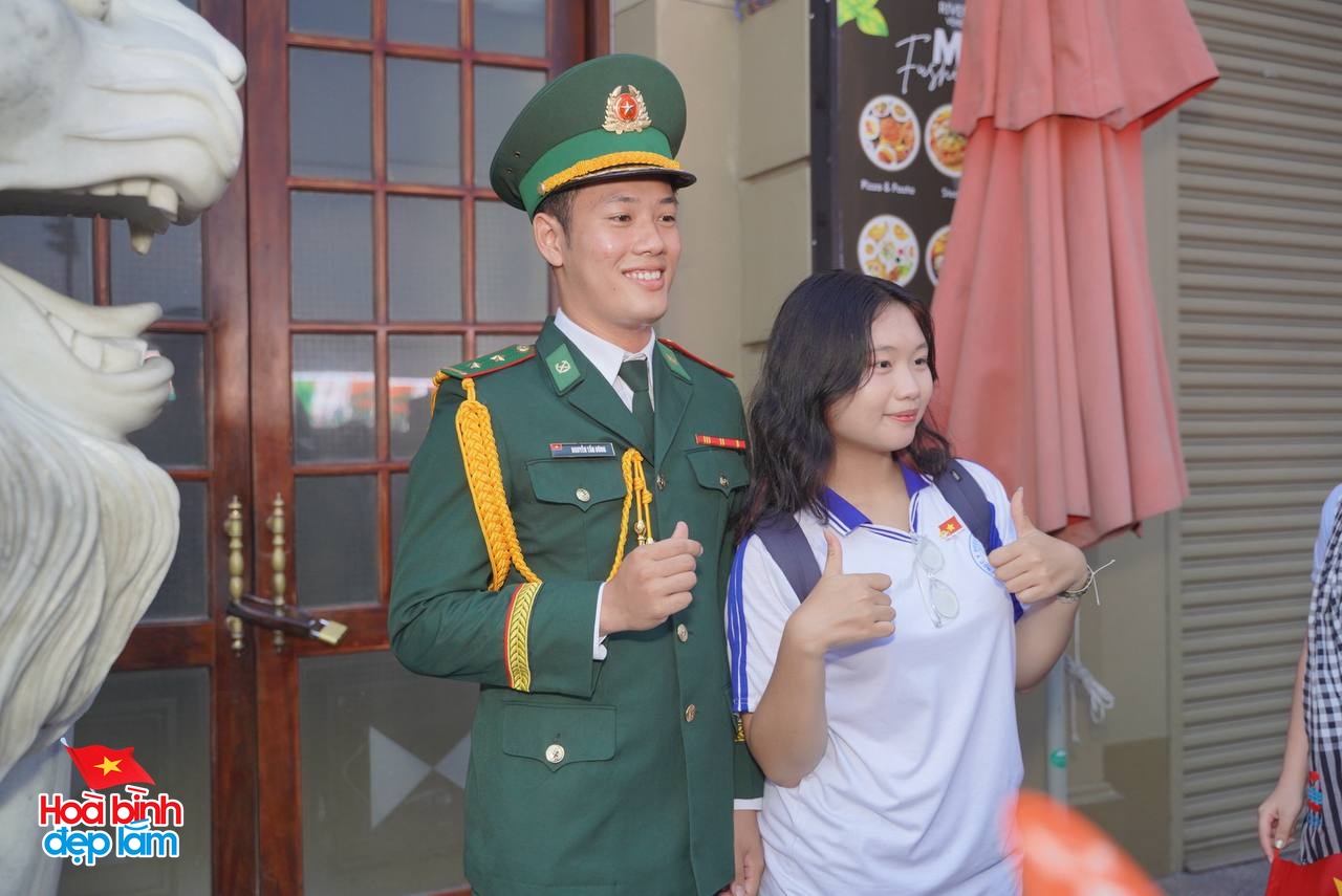 Không khí rộn ràng trên đường Lê Duẩn chờ đón diễu binh 30 / 4 sắp diễn ra - Ảnh 26.