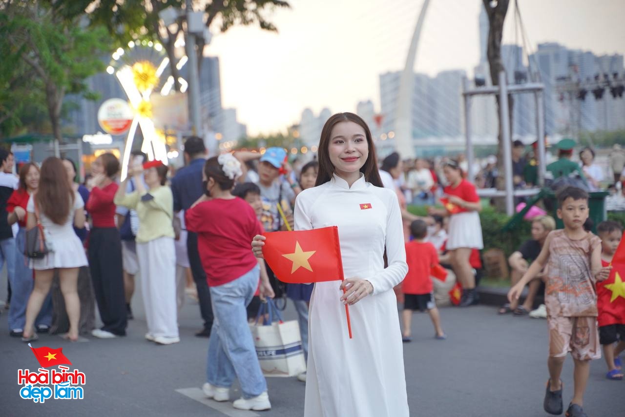 Không khí rộn ràng trên đường Lê Duẩn chờ đón diễu binh 30 / 4 sắp diễn ra - Ảnh 25.