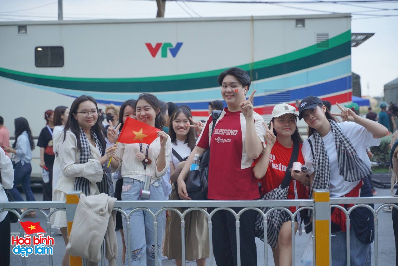 Không khí rộn ràng trên đường Lê Duẩn chờ đón diễu binh 30 / 4 sắp diễn ra - Ảnh 24.