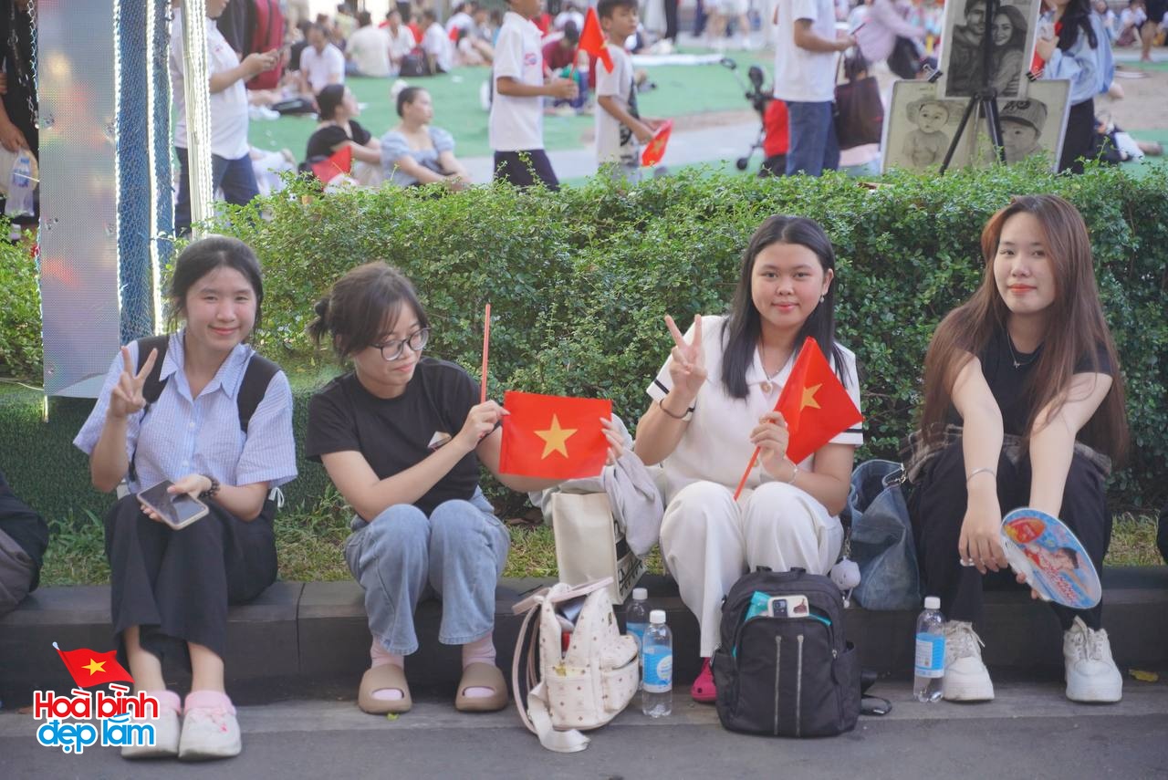 Không khí rộn ràng trên đường Lê Duẩn chờ đón diễu binh 30 / 4 sắp diễn ra - Ảnh 23.